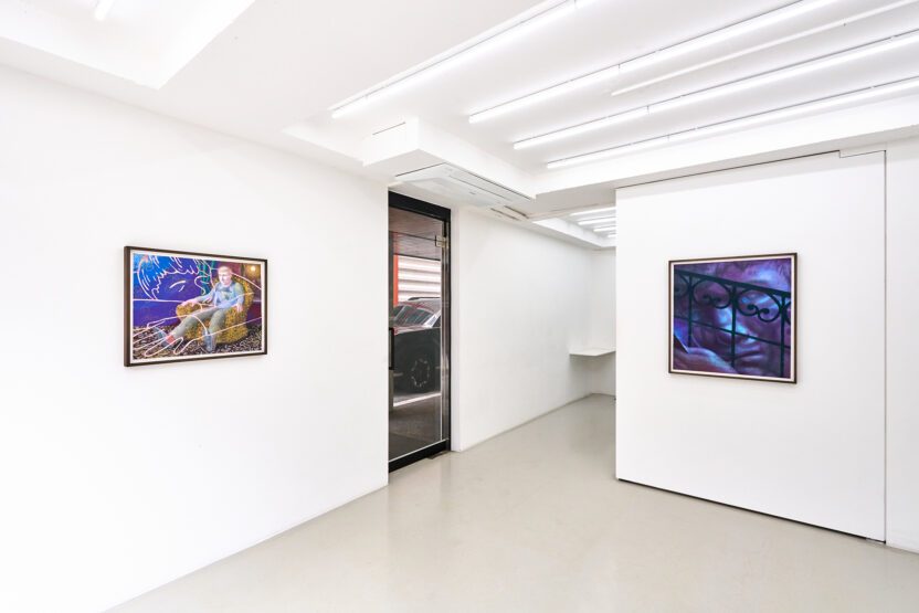 은은한 조명의 실내, 겹쳐지는 회화적 풍경 2 20250515 042539