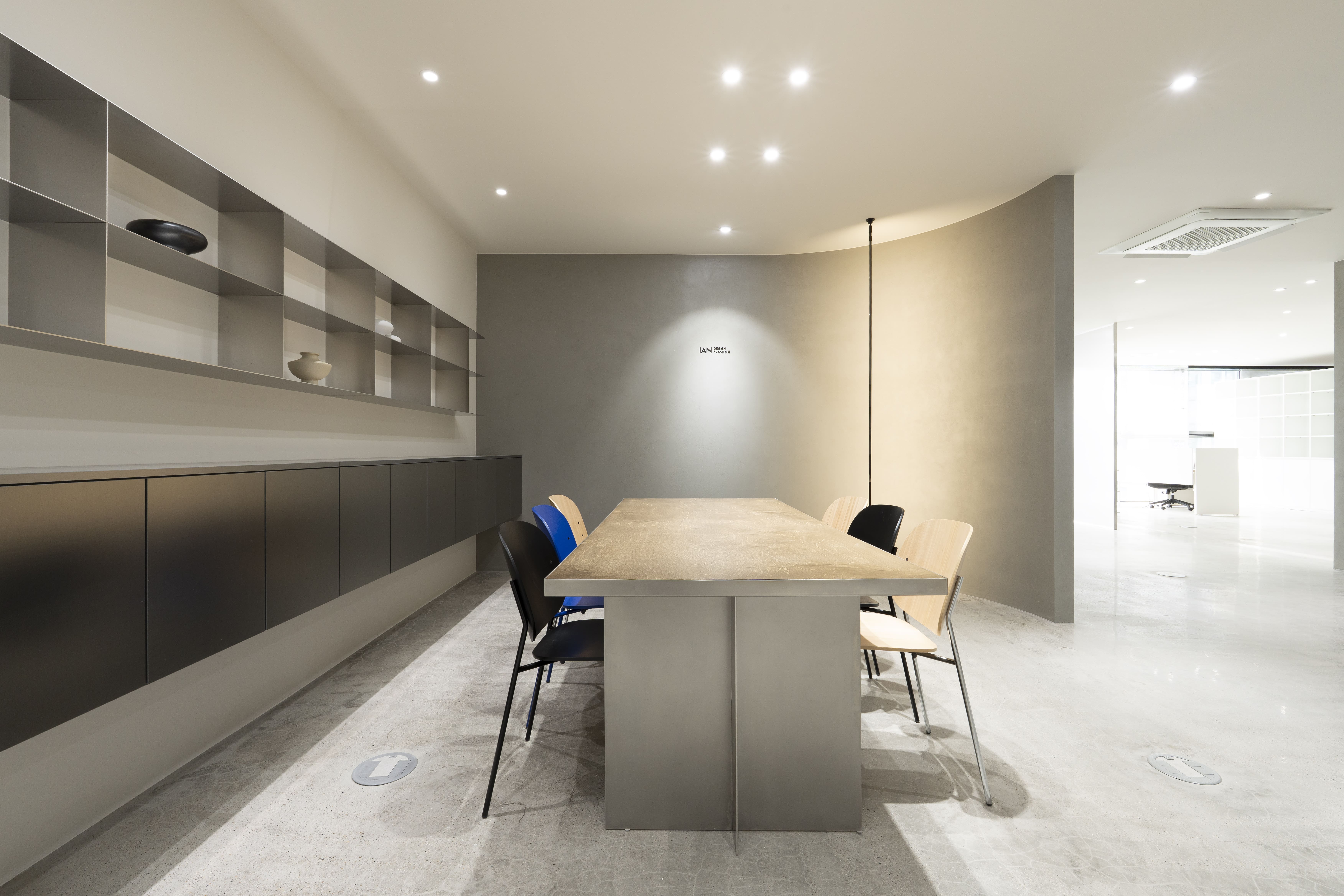 절제된 미학으로 구현한 브랜드 허브, 이안기획 오피스 3 MEETINGROOM 9