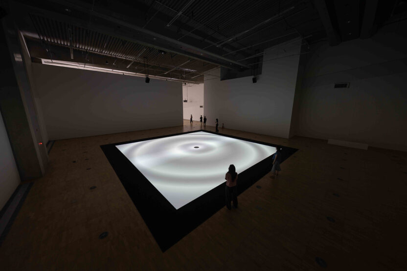 장대한 데이터의 교향악, 〈2025 ACC 포커스–료지 이케다〉전 2 critical mass 2025 photo by National Asian Culture Center