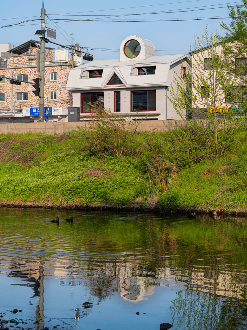 시간의 결을 덧입은 로봇 하우스, 덕우 PCI 사옥 1 20251031 132755