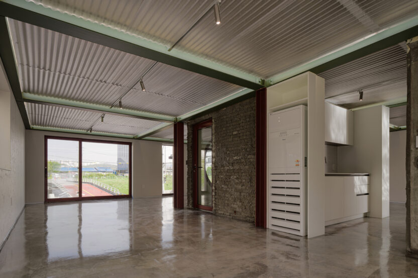 시간의 결을 덧입은 로봇 하우스, 덕우 PCI 사옥 3 20251031 133534