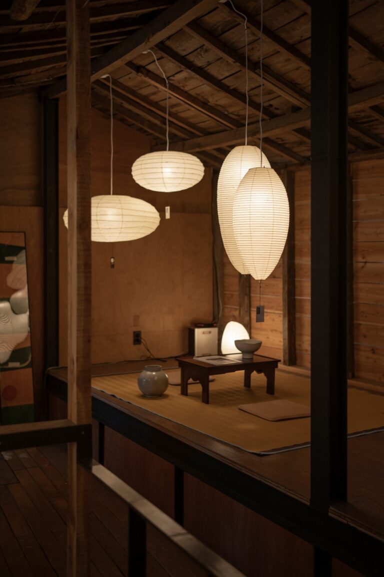 삼각지역 근대 가옥을 밝히는 아카리 조명들