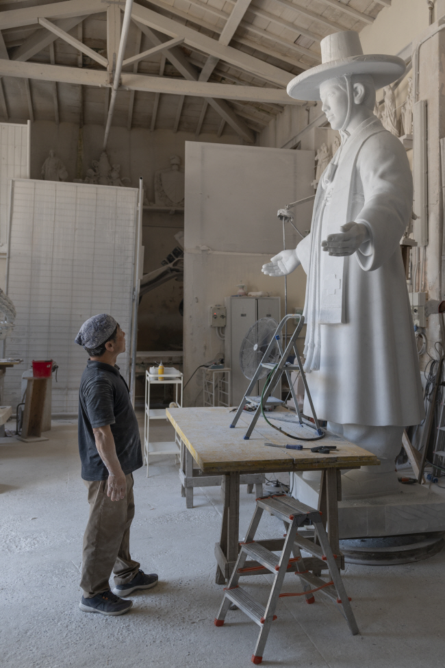 바티칸 김대건 신부 성상 조각가, 한진섭 개인전 ① 2 2023071401072836050001 b 1