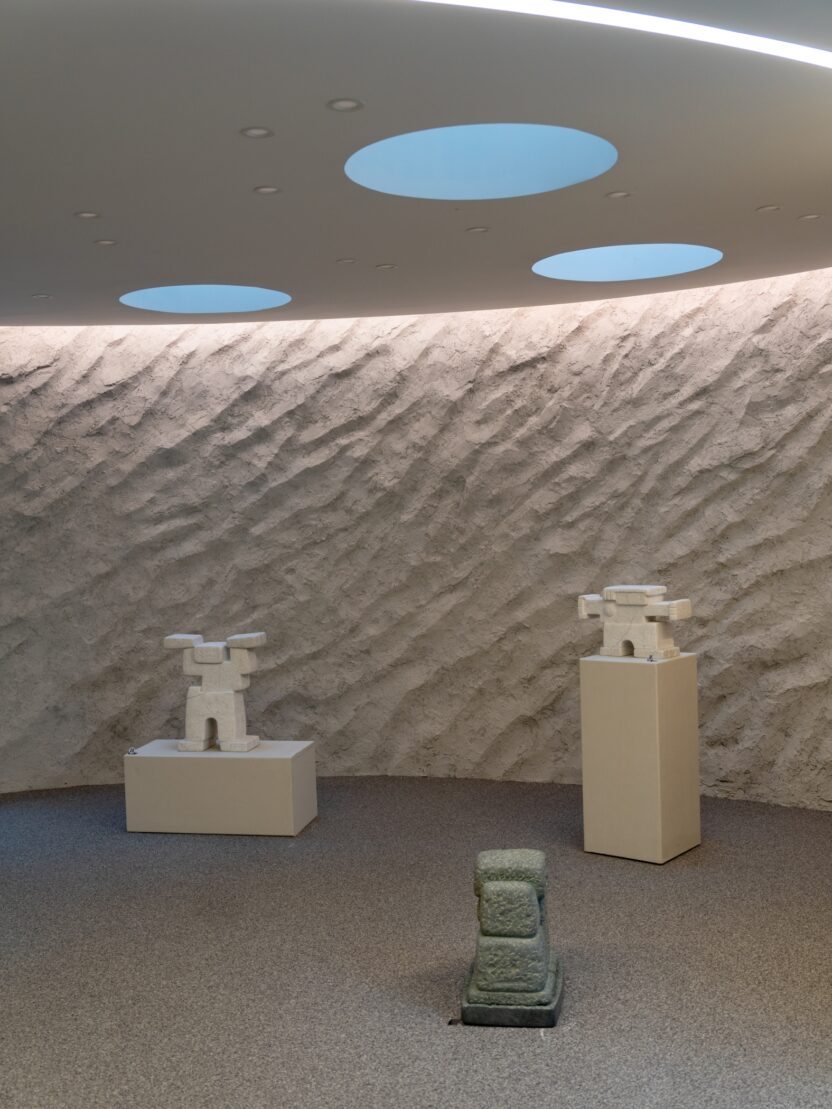 바티칸 김대건 신부 성상 조각가, 한진섭 개인전 ① 10 20251208 162549