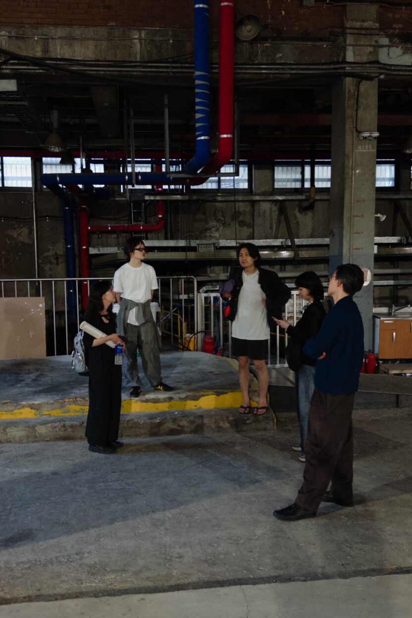 거대한 만화책이 된 폐발전소, 〈다이얼로그 04: 그들에게는 보이지 않아〉 1 20251222 075816