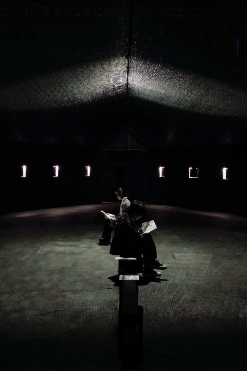 거대한 만화책이 된 폐발전소, 〈다이얼로그 04: 그들에게는 보이지 않아〉 8 20251222 081645