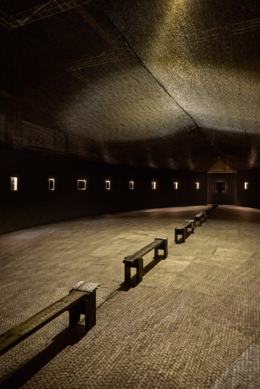 거대한 만화책이 된 폐발전소, 〈다이얼로그 04: 그들에게는 보이지 않아〉 6 20251222 081950 1