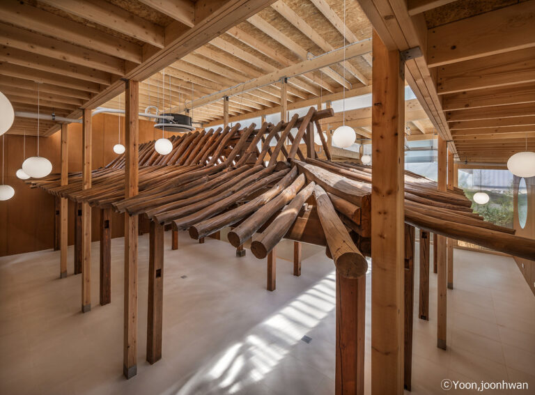 옛집과 새 도시 사이에 파고든 집, 기와