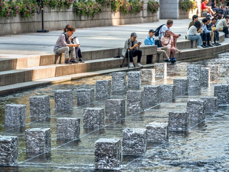 도시의 기억을 압축한 알루미늄 큐브, 청계유석