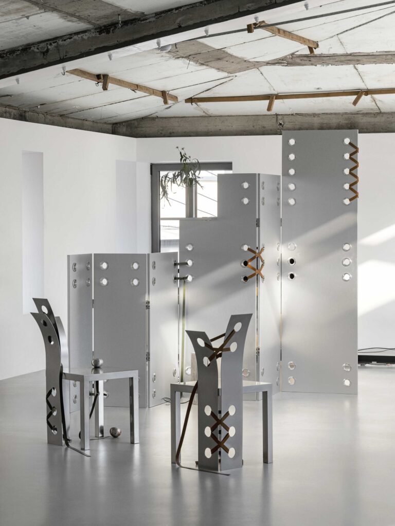 금속과 가죽으로 빚은 유기적 리듬, 풀 시리즈