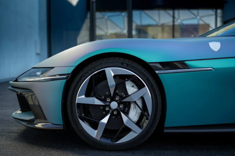 페라리에 담긴 ‘윤슬’ 단 하나의 12칠린드리