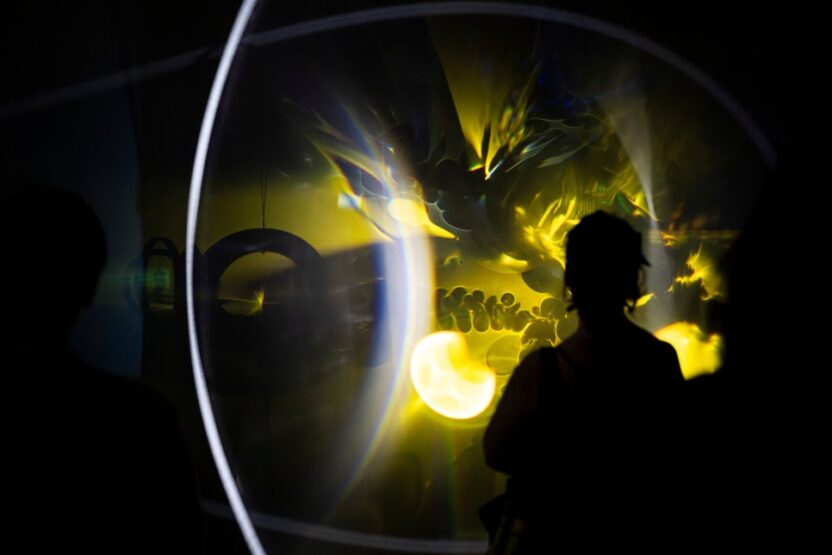 빛의 현재를 체험할 수 있는 몰입형 전시, 올라퍼 엘리아슨 개인전 3 3 6