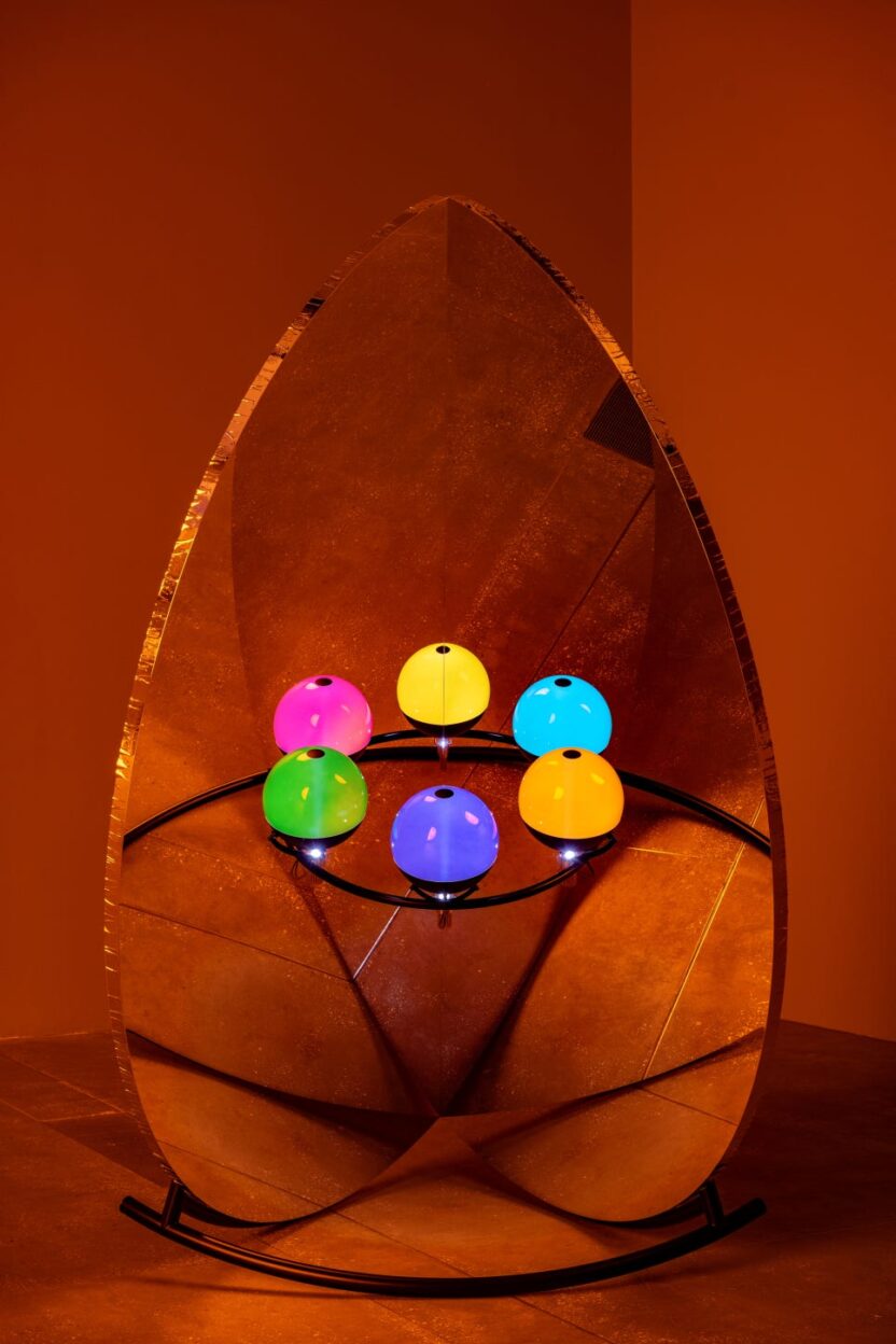 빛의 현재를 체험할 수 있는 몰입형 전시, 올라퍼 엘리아슨 개인전 8 8 8