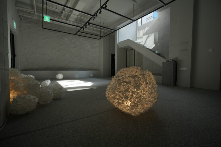 콘크리트 속 한지의 온기, 고소미 