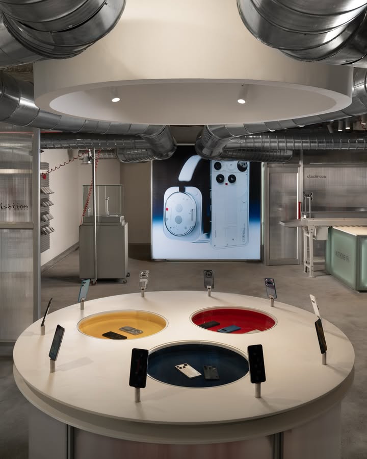 인도에 세워진 낫싱폰의 플래그십 스토어