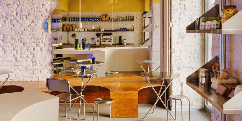 파도와 버거 패티에서 출발한 폴란드 F&B 공간 디자인 1 imgi 43 golden ceiling reef shaped counter warsaw bakery znamy sie pastelowe designboom 1800 1