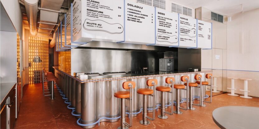 파도와 버거 패티에서 출발한 폴란드 F&B 공간 디자인 6 imgi 52 pluto burger bar wroclaw poland znamy sie designboom 1800 1 1