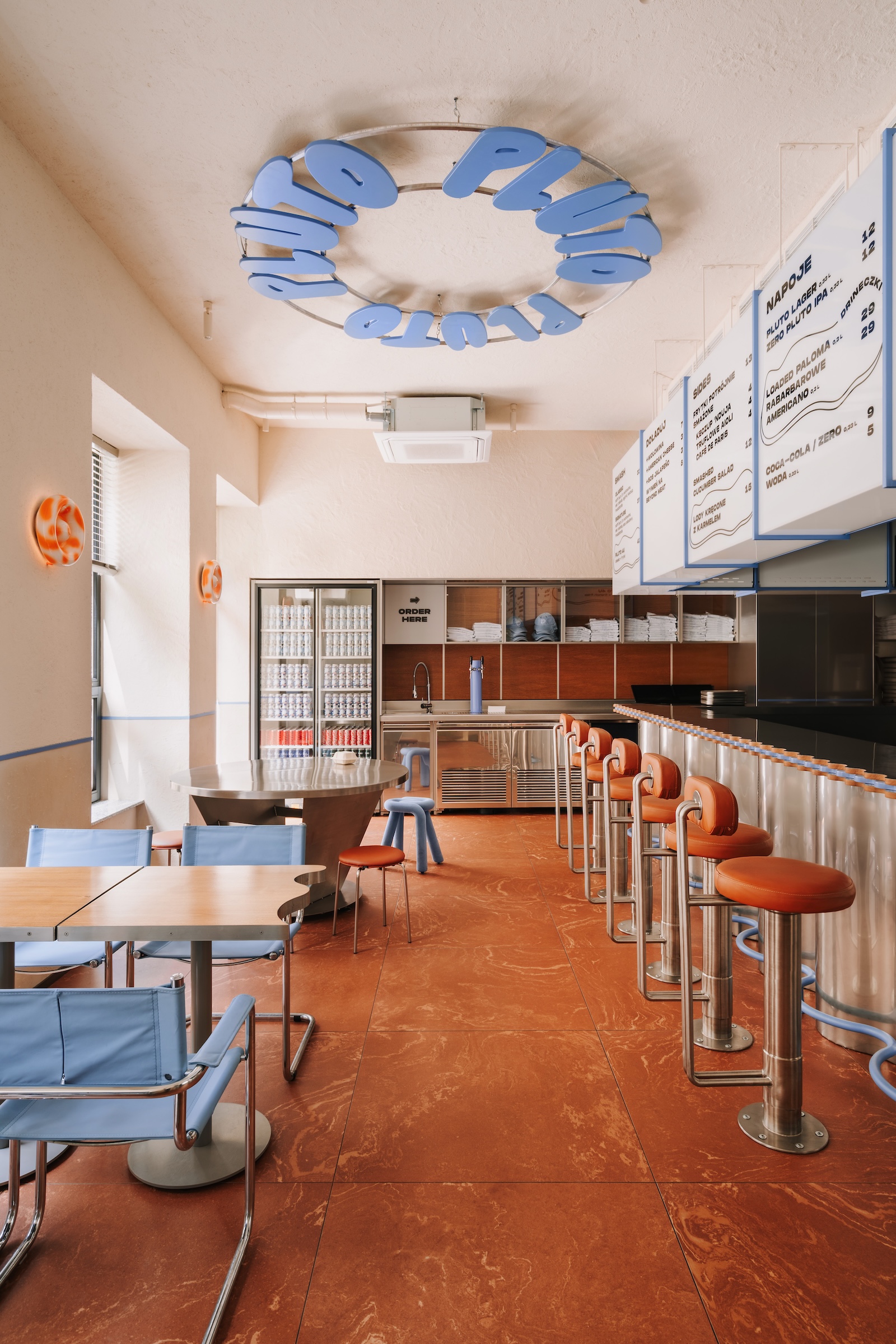 파도와 버거 패티에서 출발한 폴란드 F&B 공간 디자인 7 migdal znamysie pluto small 7