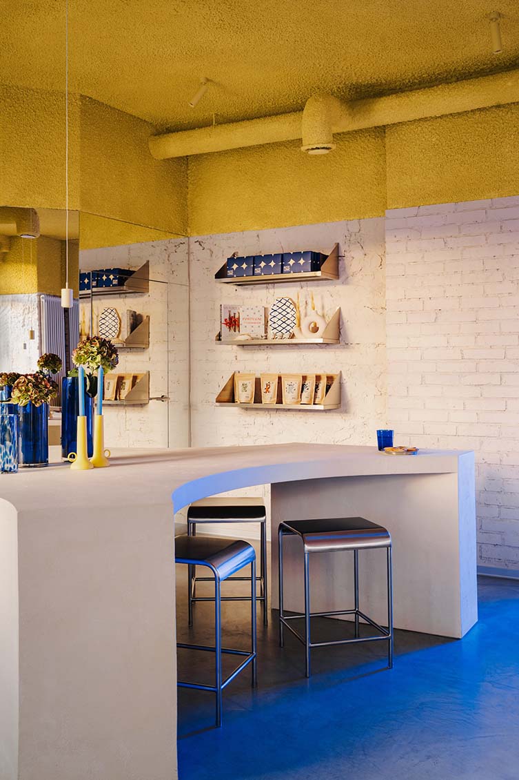 파도와 버거 패티에서 출발한 폴란드 F&B 공간 디자인 5 pastelowebakery3