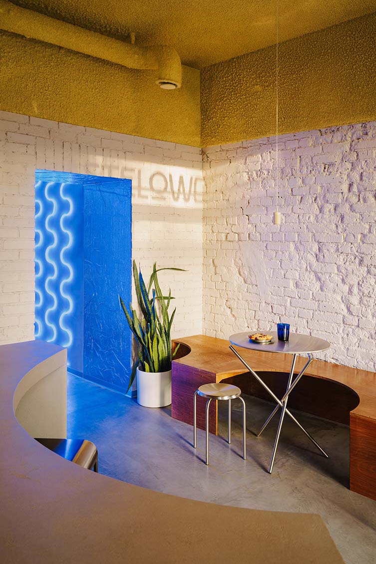 파도와 버거 패티에서 출발한 폴란드 F&B 공간 디자인 4 pastelowebakery7